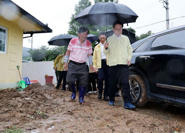 민방위 복장에 장화를 신은 이재명 대통령이 21일 집중호우로 산사태가 발생한 경남 산청군 산청읍 부리마을에서 피해 현장을 살펴보고 있다. [사진=연합뉴스]