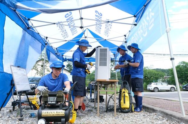 전자서비스 특별 점검 서비스를 실시하는 모습. [사진=삼성전자]