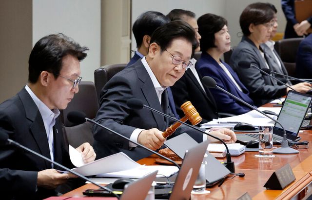 이재명 대통령이 22일 서울 용산 대통령실 청사에서 열린 국무회의에서 의사봉을 두드리며 개회 선언을 하고 있다. 2025.7.22 [대통령실통신사진기자단]