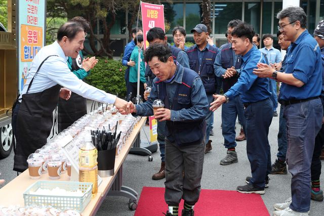 김동섭 한국석유공사 사장(왼쪽 첫번째)이 지난 여수비축기지를 방문. 현장안전점검 및 사업장 안전의식재무장 홍보 캠페인을 진행하고 직원들을 격려하고 있다.[사진=한국석유공사]