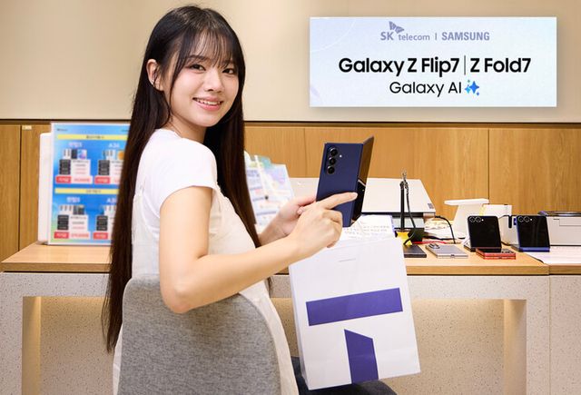 SK텔레콤 모델이 갤럭시Z폴드7, Z플립7 사전 개통을 설명하고 있다. [사진=SK텔레콤]&nbsp;