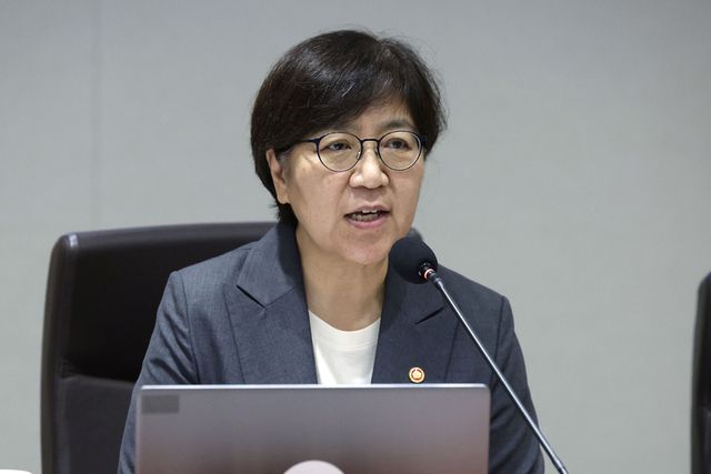 정은경 보건복지부 장관이 22일 서울 용산 대통령실 청사에서 이재명 대통령 주재로 열린 국무회의에 참석해 인사말을 하고 있다. [사진=연합뉴스]