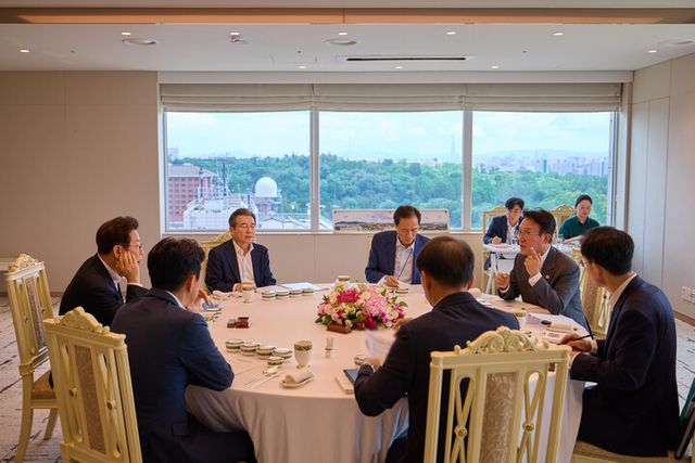 이재명 대통령이&nbsp; 21일 서울 용산 대통령실 청사에서 김민석 국무총리와 주례 보고 회동을 하고 있다. 이날 오찬 회동에는 강훈식 대통령비서실장, 김용범 대통령실 정책실장, 우상호 정무수석, 윤창렬 국무조정실장, 송기호 국정상황실장 등이 배석했다. [사진=대통령실]