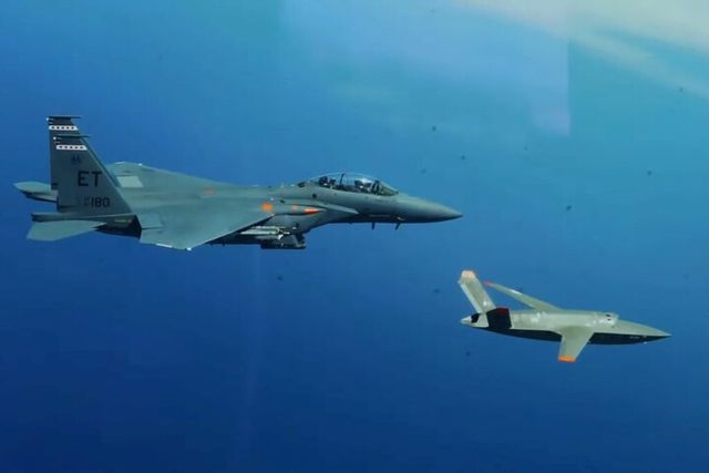 미 공군의 F-15 전투기(좌)와 XQ-58A 무인전투기(우). [사진=미 공군]