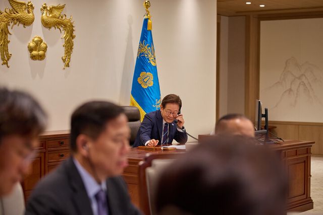 이재명 대통령이 지난 1일 서울 용산 대통령실 청사 집무실에서 크리스토퍼 럭슨 뉴질랜드 총리와 전화 통화를 하고 있다. [사진=대통령실]