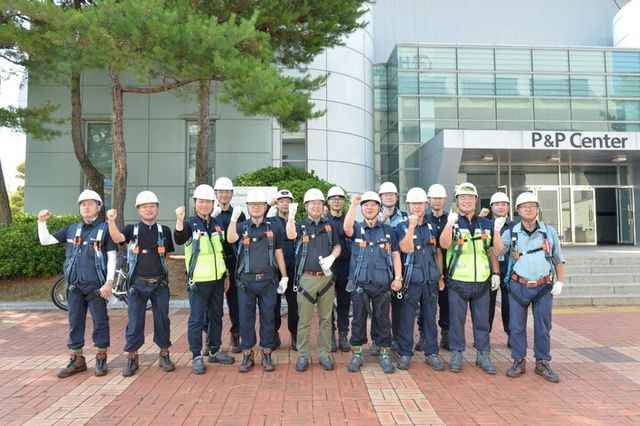 한화엔진 임직원들이 안전관리 실태 점검에 앞서 기념촬영을 하고 있다. [사진=한화엔진]
