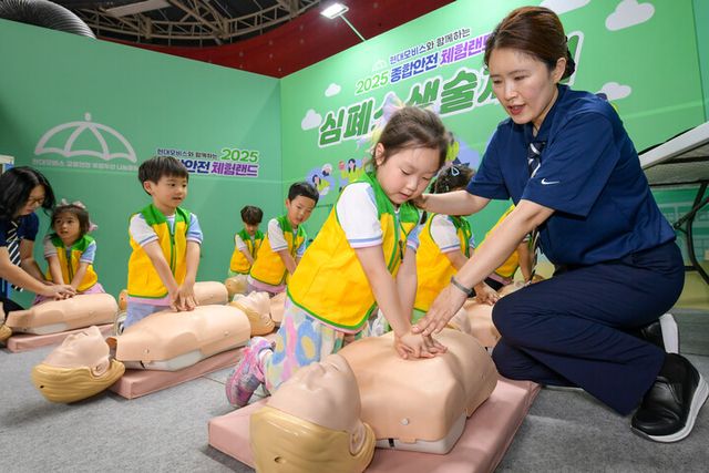 . 지난달 열린 ’종합안전 체험랜드’에 참여한 어린이들이 소화기 사용법과 심폐소생술(CPR) 교육을 받고 있는 모습.&nbsp;[사진=현대모비스]