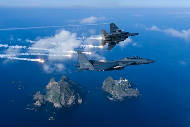 독도 상공을 비행 중인 F-15K 전투기. [사진=공군]