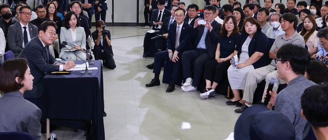 이재명 대통령이 지난 4일 대전컨벤션센터에서 타운홀 미팅 형식으로 열린 '국민소통 행보 2탄, 충청의 마음을 듣다'에서 김재경 카이스트 수리학과 부교수의 과학기술 정책 개선 제안을 듣고 있다. [사진=연합뉴스]