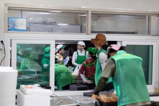 이재명 대통령 부인 김혜경 여사가 24일 오전 가평군 백둔리 수해현장을 찾아 침수된 지역 복구를 위해 봉사하는 사람들을 위한 배식을 준비하고 있다. [사진=대통령실]