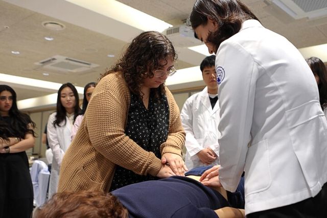 자생한방병원이 해외 의대생과 의대 진학 준비생을 대상으로 ‘2025 자생메디컬아카데미 하계 인턴십 프로그램’을 진행했다. [사진=자생한방병원]