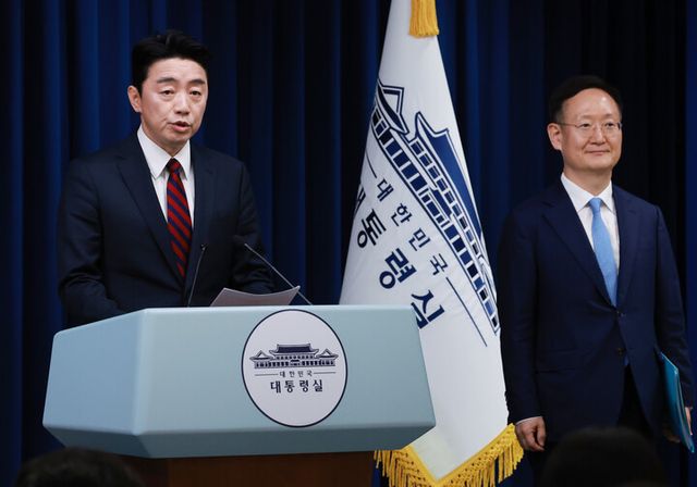 강훈식 대통령비서실장(왼쪽)이 24일 서울 용산 대통령실 청사에서 이날 열린 수석·보좌관 회의 등과 관련해 브리핑을 하고 있다. 강 비서실장 오른쪽은 배석한 봉욱 민정수석비서관. [사진=연합뉴스]