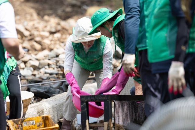 이재명 대통령 부인 김혜경 여사가 24일 오전 가평군 백둔리 수해현장을 찾아 침수된 가재도구를 씻고 있다. [사진=대통령실]