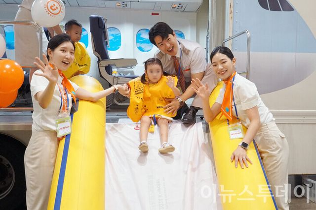 24일 오전 경기 고양시 킨텍스에 열린 ‘2025 어린이 안전박람회’에서 한 어린이 방문객이 ‘제주항공 승무원과 함께하는 항공안전 체험교실’에서 비상탈출 체험 직전 기념촬영을&nbsp;하고 있다. [사진=안경선 기자]