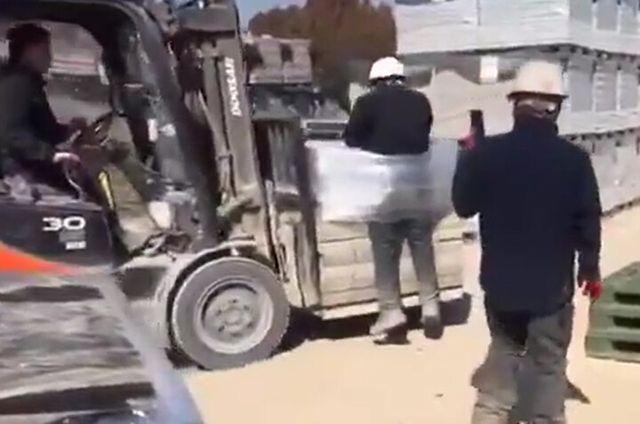 이주 노동자를 비닐로 벽돌에 묶어 지게차로 옮기는 모습을 휴대전화로 촬영하는 다른 노동자의 모습이 담긴 영상을 광주전남이주노동자네트워크가 확보했다. [사진=광주전남이주노동자네트워크/연합뉴스]