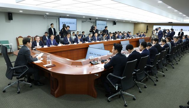 이재명 대통령이 24일 서울 용산 대통령실 청사에서 열린 5차 수석·보좌관 회의를 주재하고 있다. 2025.7.24 [대통령실통신사진기자단]