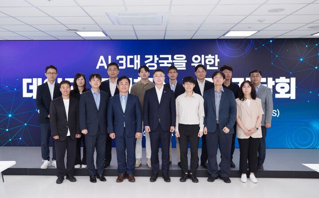 류제명 과학기술정보통신부 제2차관이 25일 오전 서울 마포구 SW마에스트로에서 열린 '데이터 규제혁신 간담회' 에서 구태언 변호사(발표자) 및 참석자들과 기념촬영을 하고 있다. [사진=과기정통부]