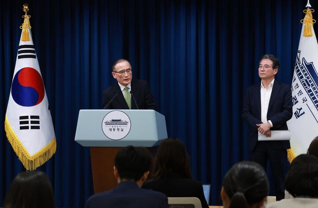 위성락 국가안보실장(왼쪽)이 김용범 대통령실 정책실장(오른쪽)에 이어 25일 서울 용산 대통령실 청사에서 강훈식 대통령비서실장 주재로 열린 통상대책회의 관련 브리핑을 하고 있다. [사진=연합뉴스]