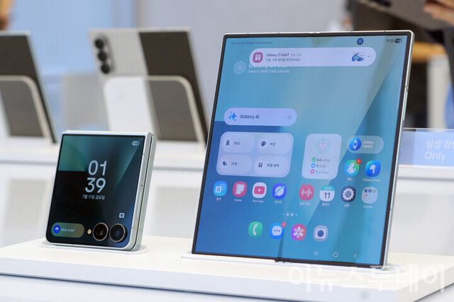 서울 강남구 삼성 강남에 전시된 ‘갤럭시 Z 플립7’(왼쪽)과 ‘갤럭시 Z 폴드7’. [사진=안경선 기자]