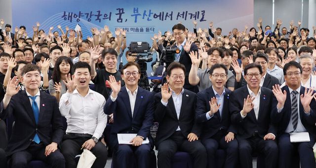 이재명 대통령이 25일 부산 부경대에서 열린 타운홀미팅 '부산의 마음을 듣다' 간담회를 마치며 참석자들과 기념촬영을 하고 있다. [사진=연합뉴스]