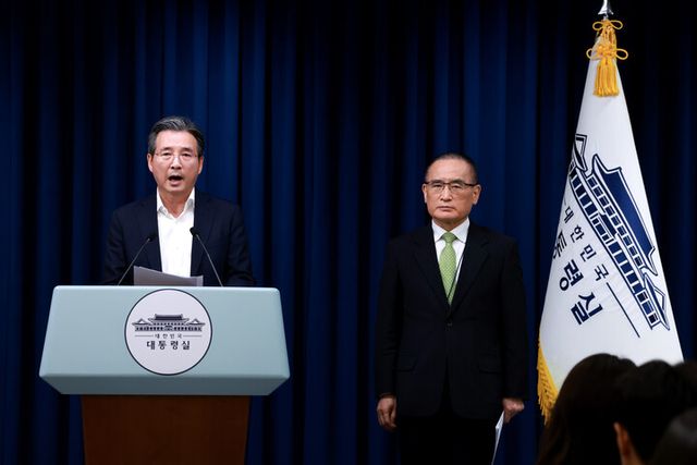 김용범 대통령실 정책실장(왼쪽)과 위성락 국가안보실장이 25일 서울 용산 대통령실 청사에서 이날 강훈식 대통령비서실장 주재로 열린 통상대책회의 관련 브리핑을 하고 있다. [사진=연합뉴스]