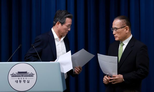 김용범 대통령실 정책실장(왼쪽)이 25일 서울 용산 대통령실 청사에서 강훈식 대통령비서실장 주재로 열린 통상대책회의 관련 브리핑에 대한 취재진의 질문에 답하기 위해 위성락 국가안보실장과 마이크 앞 자리를 바꾸고 있다. 2025.7.25