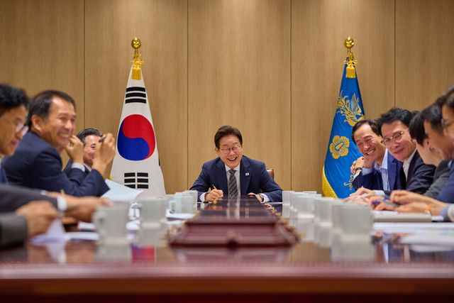 대통령실은 이재명 대통령이 지난 23일 서울 용산 대통령실 청사에서 참모진과 아침 티타임 회의를 하는 모습을 24일 SNS에 공개했다. [사진=이재명 대통령 SNS]