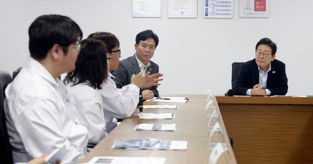 이재명 대통령이 25일 경기 시흥시 SPC 삼립 시화공장에서 열린 산업재해 근절 현장 노사간담회에서 SPC 삼립 직원의 발언을 듣고 있다. 이 대통령 왼쪽은 김영훈 고용노동부 장관. [사진=연합뉴스]