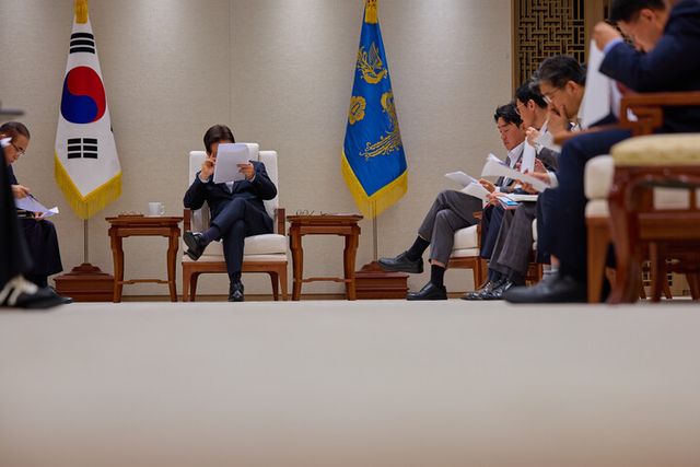 대통령실은 이재명 대통령이 지난 17일 서울 용산 대통령실 청사에서 아침 티타임 회의 때 자료 살피는 모습을 18일 SNS에 공개했다. [사진=이재명 대통령 SNS]