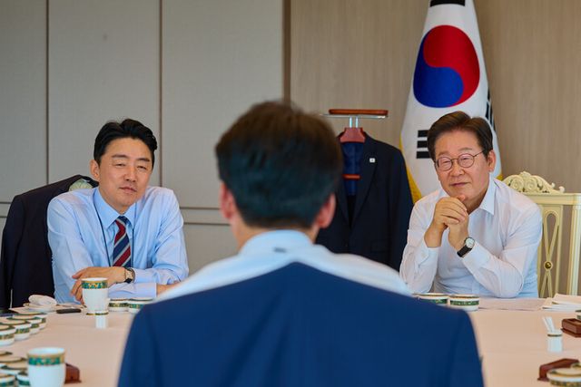 이재명 대통령이 28일 용산 대통령실에서 김민석 국무총리 주례 보고를 받고 있다. 왼쪽은 오찬 회의에 동석한 강훈식 대통령비서실장. [사진=대통령실]