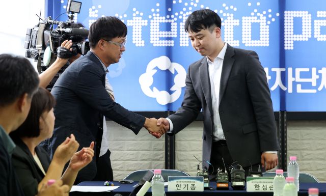 한성존 대한전공의협의회 비상대책위원장이 28일 서울 영등포구 한국환자단체연합회 사무실을 방문해 안기종 대표와 악수하고 있다. [사진=연합뉴스]