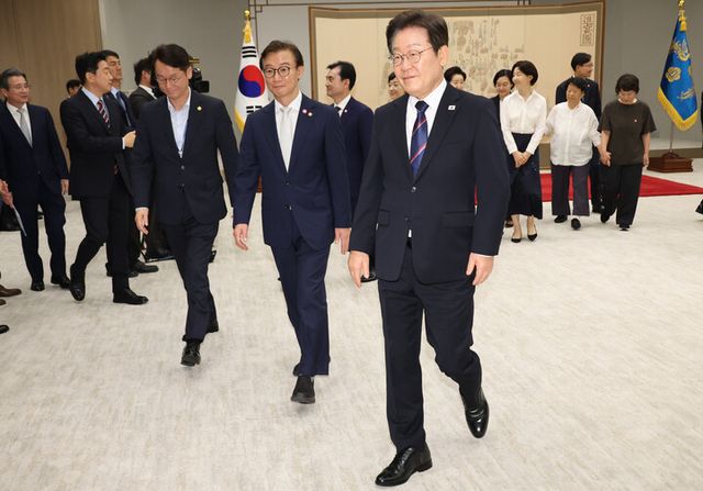 이재명 대통령이 28일 용산 대통령실에서 신임 국무위원 및 국세청장 임명장 수여식 기념촬영 후 환담장으로 이동하고 있다. 2025.7.28xyz@yna.co.kr