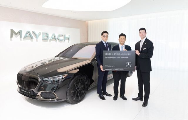 HS효성더클래스가 지난 24일 ‘마이바흐 브랜드센터 서울’에서 ‘메르세데스-마이바흐 실버 라이닝’의 1호차 출고 기념행사를 진행했다. [사진=HS효성더클래스]