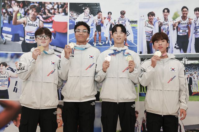 2025 라인-루르 하계 세계대학경기대회(U대회) 육상 남자 계주 400ｍ에서 금메달을 딴 서민준(왼쪽부터), 나마디 조엘진, 이재성, 김정윤이 29일&nbsp; 메달을 들고 기념 촬영하고 있다. [사진=연합뉴스]