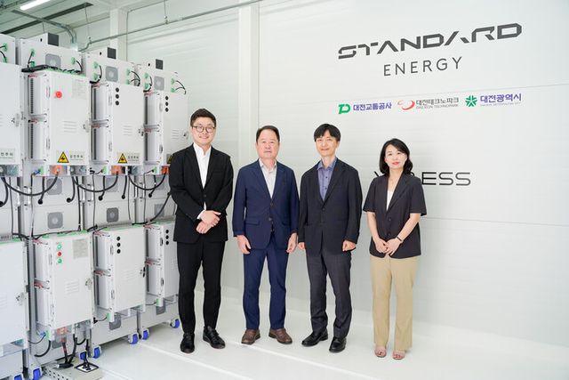 스탠다드에너지는 28일 대전도시철도 1호선 구암역에서 바나듐 이온 배터리 에너지 저장장치 준공식을 개최했다. [사진=스탠다드에너지]