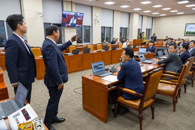 국회 환경노동위원회 국민의힘 의원들이 28일 '노란봉투법'(노조법 2·3조 개정안)이 국회 환경노동위원회에 상정되자 강한 유감을 표현한 뒤 회의장에서 퇴장하다 진보당 정혜경 의원과 설전을 벌이고 있다. [사진=연합뉴스]