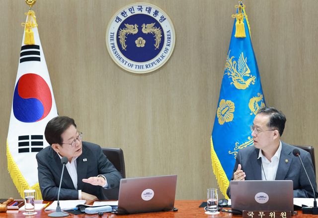 이재명 대통령이 29일 서울 용산 대통령실 청사에서 열린 국무회의에서 국무위원들과 중대재해 근절대책 토론을 하며 이형일 기획재정부 1차관과 논의하고 있다. [사진=연합뉴스]