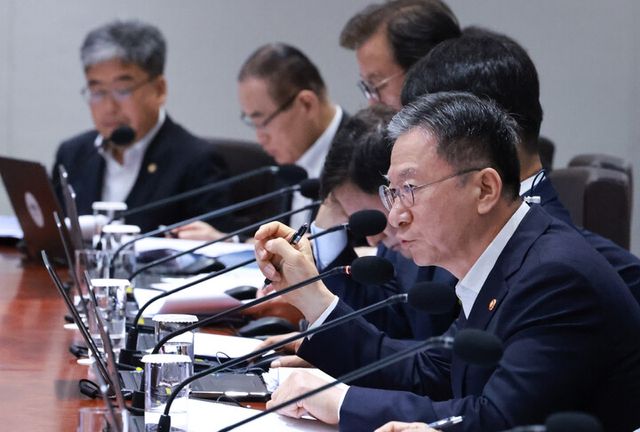 정성호 법무부 장관이 29일 서울 용산 대통령실 청사에서 이재명 대통령 주재로 열린 국무회의에서 국무위원들과 중대재해 근절대책 토론을 하며 발언하고 있다. 2025.7.29