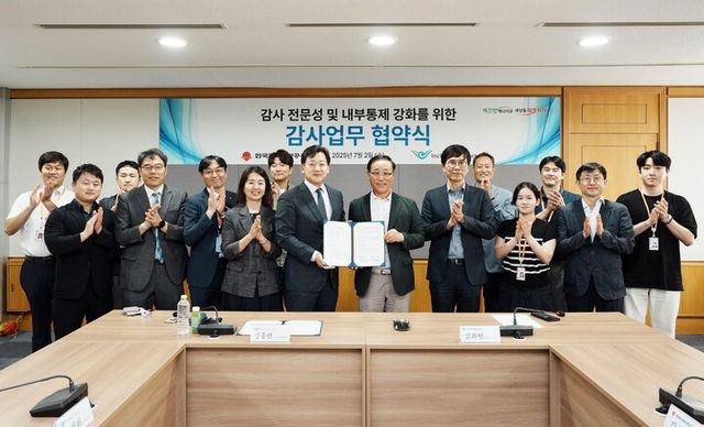 김좌열 한국지역난방공사 상임감사위원(가운데서 오른쪽)이 장종현 인천국제공항공사 상임감사위원(사진 가운데서 왼쪽)과 감사업무협약을 맺었다. [사진=한국지역난방공사]