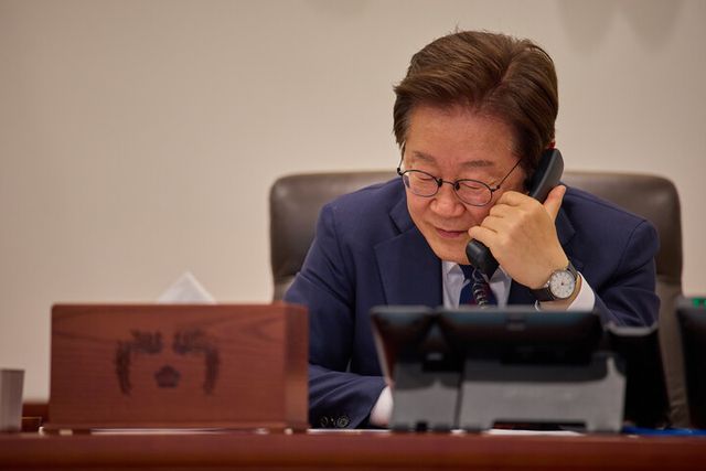 이재명 대통령이 지난 1일 서울 용산 대통령실 청사 집무실에서 크리스토퍼 럭슨 뉴질랜드 총리와 전화 통화를 하고 있다. [사진=연합뉴스]