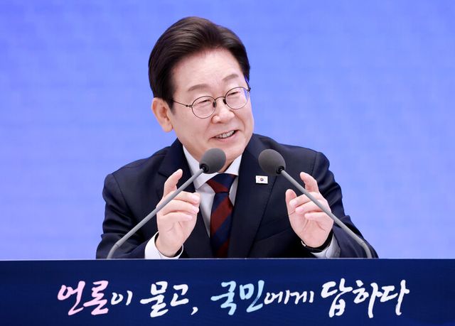 이재명 대통령이 3일 청와대 영빈관에서 '대통령의 30일, 언론이 묻고 국민에게 답하다' 기자회견을 하고 있다. [사진=연합뉴스]