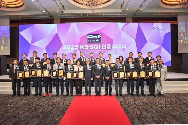 앞 줄 맨 왼쪽부터 강기두 교수(숭실대학교), 조문일 상무(신한카드), 김현국 상무(에스원), 장준용 구청장(부산 동래구), 정용래 구청장(대전 유성구), 정연채 부문장(LG전자), 박현주 부행장(신한은행), 이유재 교수(서울대학교), 문동민 회장(한국표준협회), 정제원 본부장(중앙일보), 이준석 부사장(신한저축은행), 김이강 구청장(광주 서구), 정종필 전무(KB손해보험), 한상훈 담당(삼성증권), 고재윤 교수(경희대학교). [사진=한국표준협회]