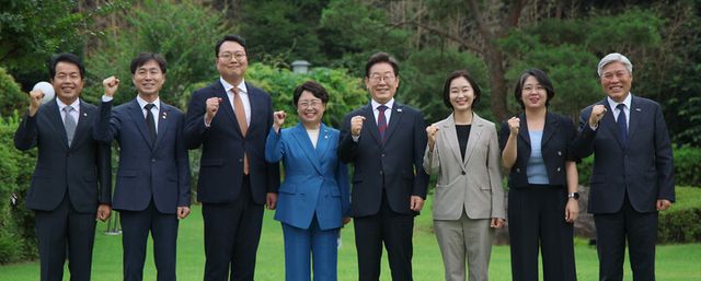 이재명 대통령이 3일 한남동 관저에서 야 5당 지도부와 오찬 회동에 앞서 기념사진을 촬영하고 있다.왼쪽부터 진보당 윤종오 원내대표, 사회민주당 한창민 당대표, 개혁신당 천하람 당대표권한대행, 조국혁신당 김선민 당대표권한대행, 이 대통령, 진보당 김재연 상임대표, 기본소득당 용혜인 당대표, 조국혁신당 서왕진 원내대표. 2025.7.3 [대통령통신사진기자단]