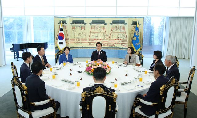 이재명 대통령이 3일 서울 한남동 관저에서 비교섭단체 5당 지도부 오찬 회동을 하고 있다. [사진=연합뉴스]