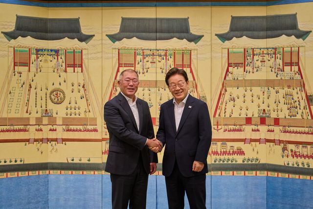 지난 14일 이재명 대통령이 서울 한남동 관저에서 정의선 현대차그룹 회장과 만찬 간담회를 갖고 기념 촬영을 하고 있다. [사진=대통령실]