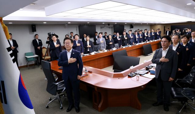 이재명 대통령이 30일 서울 용산 대통령실 청사에서 열린 비상경제점검 태스크포스(TF) 3차 회의를 시작하며 국기에 경례하고 있다. [사진=연합뉴스]