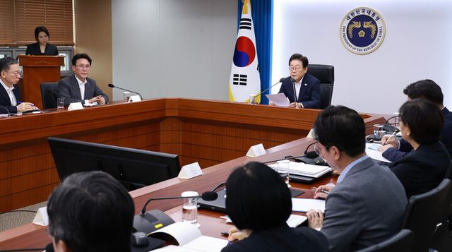 이재명 대통령이 30일 서울 용산 대통령실 청사에서 열린 비상경제점검 태스크포스(TF) 3차 회의를 주재하고 있다. [사진=연합뉴스]