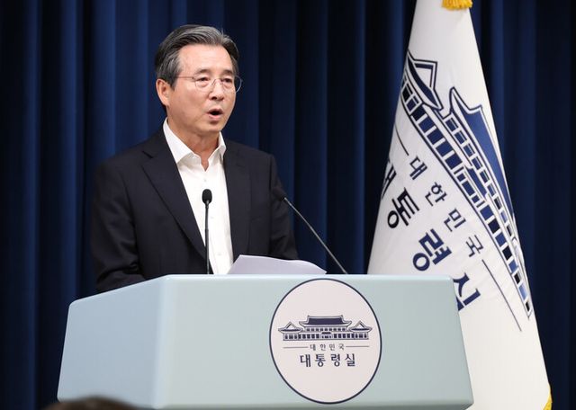 김용범 정책실장이 30일 용산 대통령실 기자회견장에서 이재명 대통령이 이날 주재한 비상경제점검TF 회의 결과를 발표하고 있다. [사진=연합뉴스]