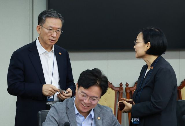 정성호 법무부 장관(왼쪽)과 한성숙 중소벤처기업부 장관이 30일 서울 용산 대통령실 청사에서 이재명 대통령 주재로 열린 비상경제점검 태스크포스(TF) 3차 회의에 참석해 논의하고 있다. 2025.7.30