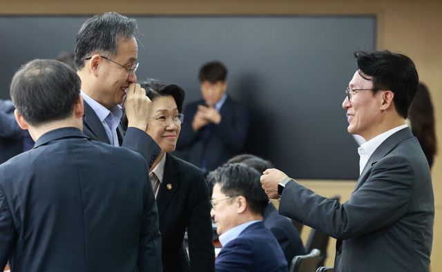 김민석 국무총리(오른쪽)가 30일 서울 용산 대통령실 청사에서 이재명 대통령 주재로 열린 비상경제점검 태스크포스(TF) 3차 회의에 참석해 이형일 기획재정부 1차관, 최은옥 교육부 차관과 인사하고 있다. [사진=연합뉴스]